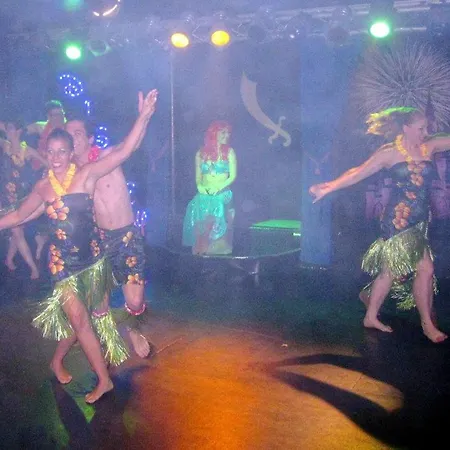 Convivial A Avec Piscine Partagee *