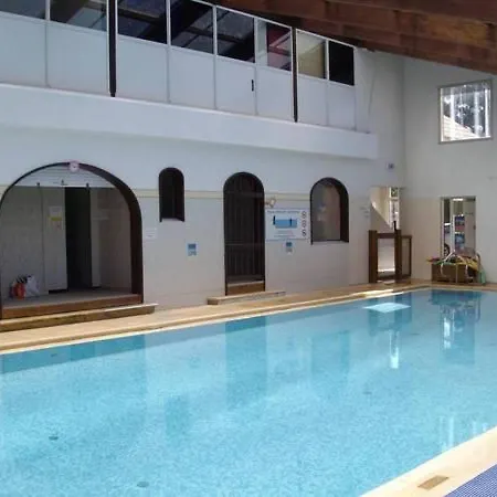 Convivial A Avec Piscine Partagee