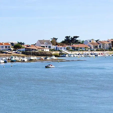 Convivial: Seaside Retreat With Shared Pool Holiday home *