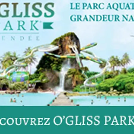 Convivial A Avec Piscine Partagee 度假居