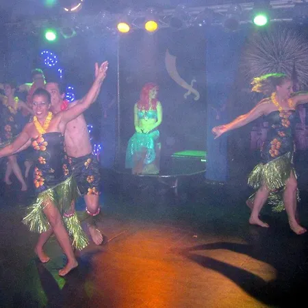 Convivial A Avec Piscine Partagee 度假居