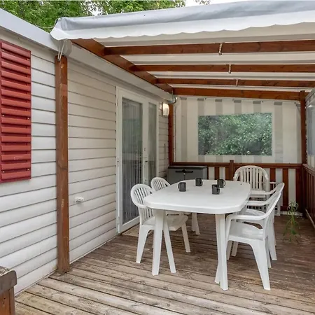 Convivial A Avec Piscine Partagee