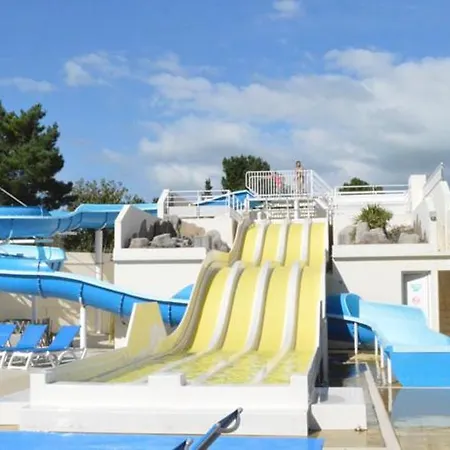 Convivial A Avec Piscine Partagee