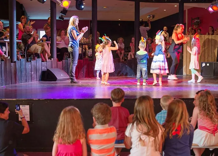 Hébergement de vacances Convivial à Avec Piscine Partagée *