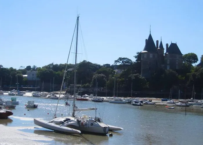 Hébergement de vacances Convivial à Avec Piscine Partagée *