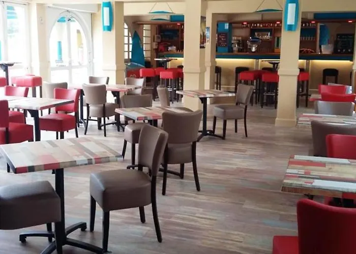 Convivial à Avec Piscine Partagée *