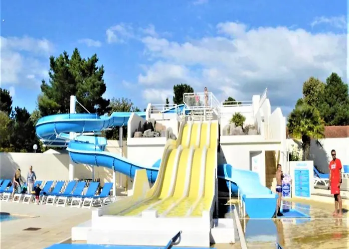Convivial à Avec Piscine Partagée *