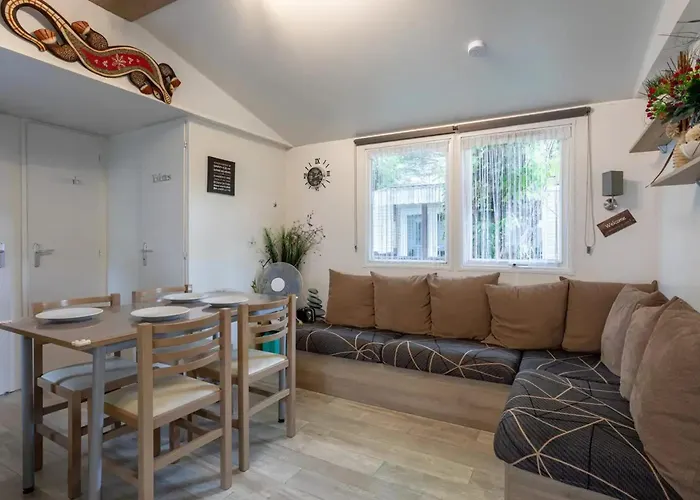 Hébergement de vacances Convivial à Avec Piscine Partagée