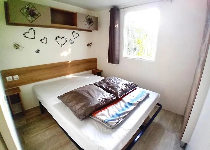 Hébergement de vacances Convivial à Avec Piscine Partagée *