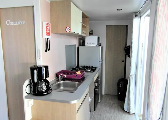 Hébergement de vacances Convivial à Avec Piscine Partagée *