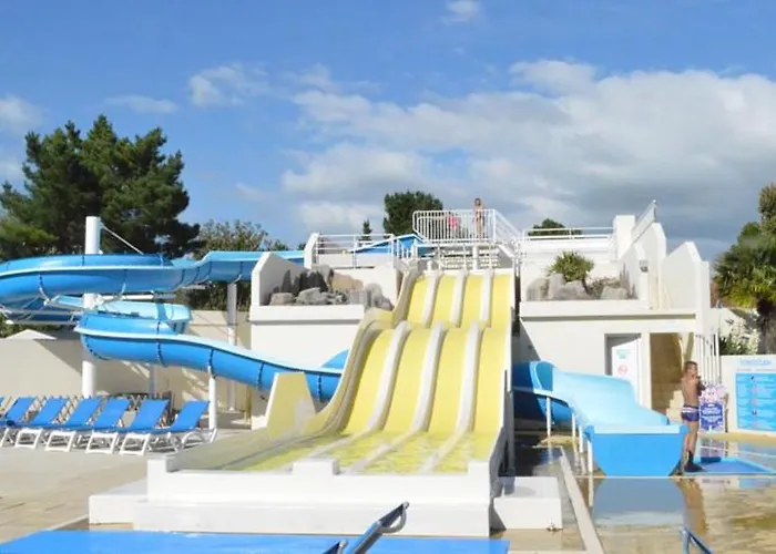Convivial à Avec Piscine Partagée